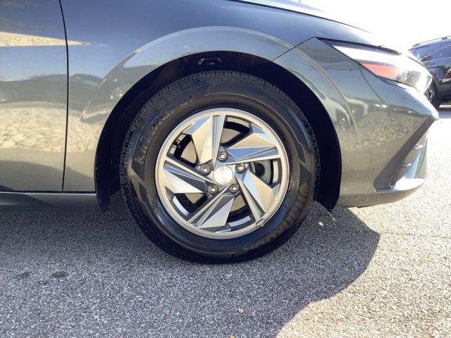 Certified 2024 Hyundai Elantra SE FWD image 32