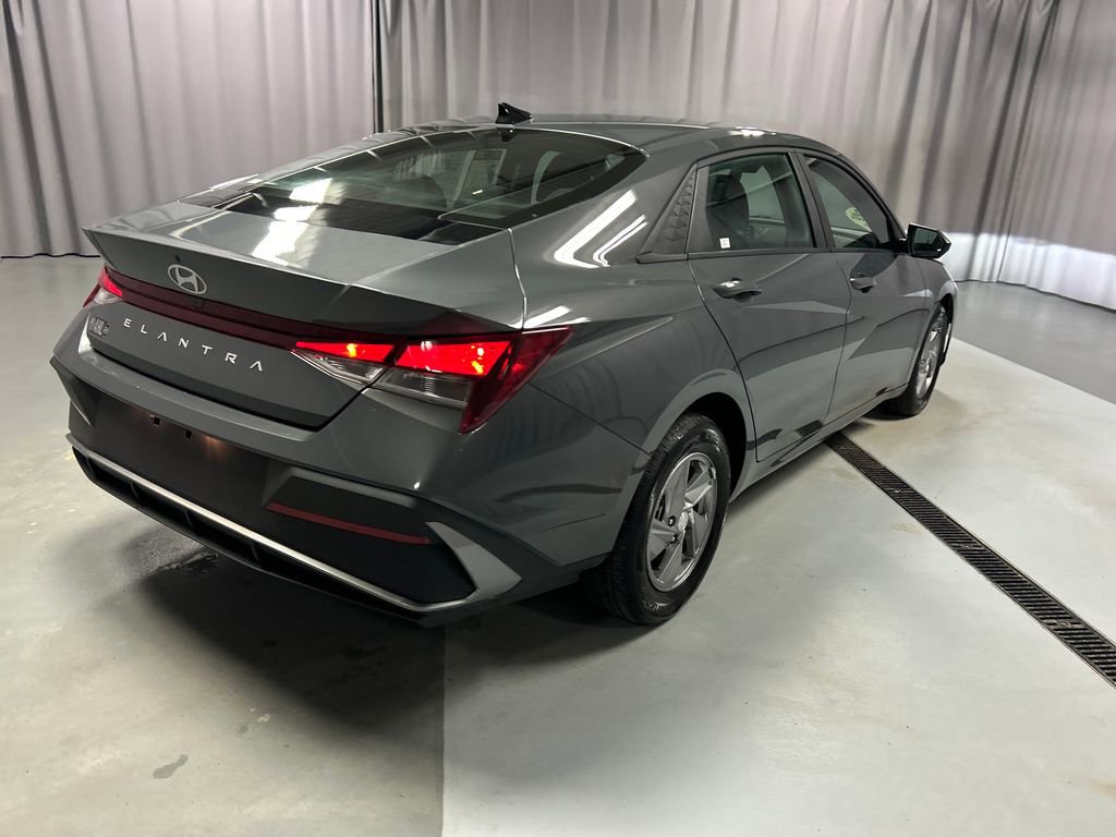 Used 2025 Hyundai Elantra SE image 7