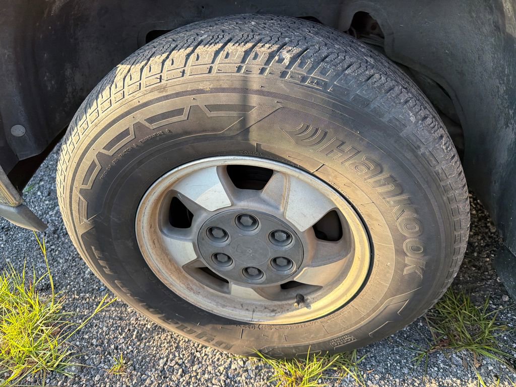 Used 2000 Chevrolet Suburban LS w/ LS Preferred Equipment Group RWD image 13