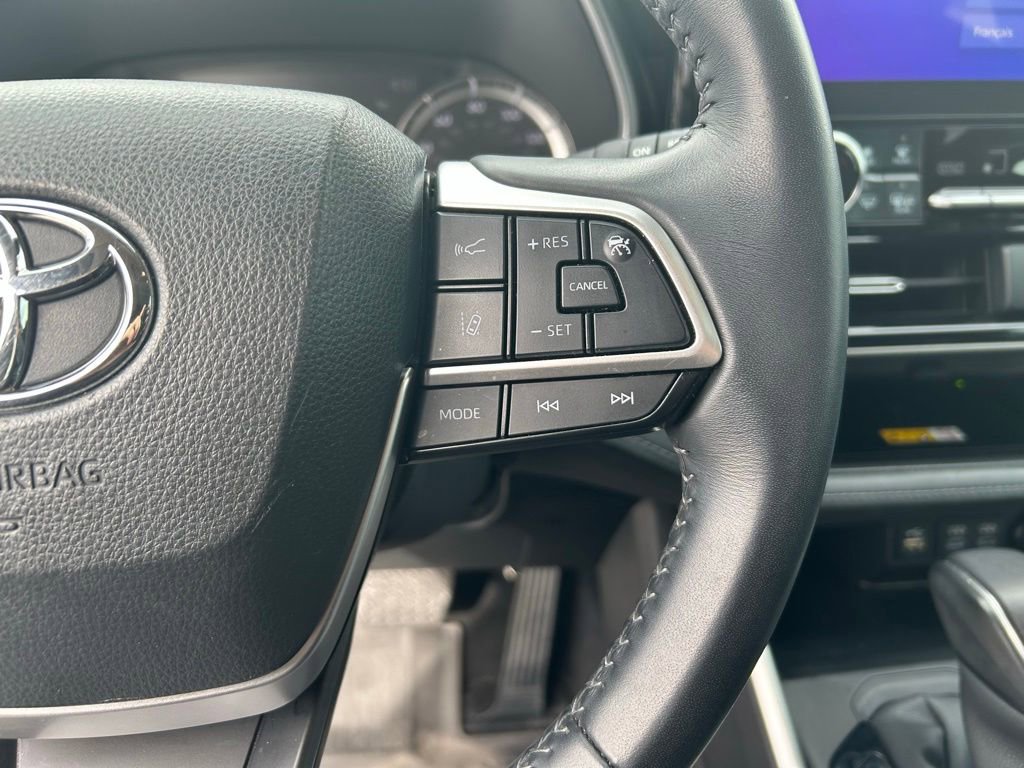 Used 2023 Toyota Highlander XLE AWD/4WD image 15