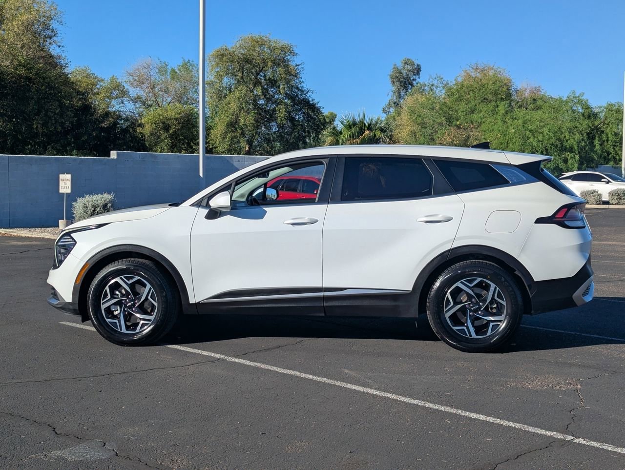 Used 2024 Kia Sportage LX image 3