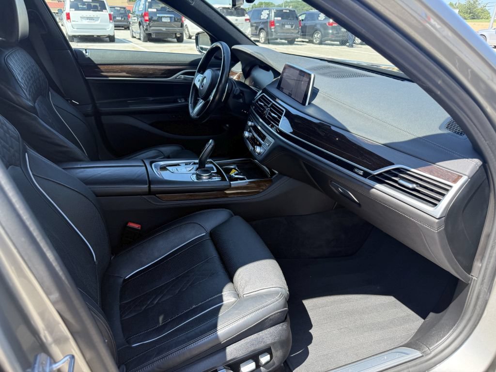 Used 2020 BMW 740i xDrive w/ M Sport Package AWD/4WD image 30