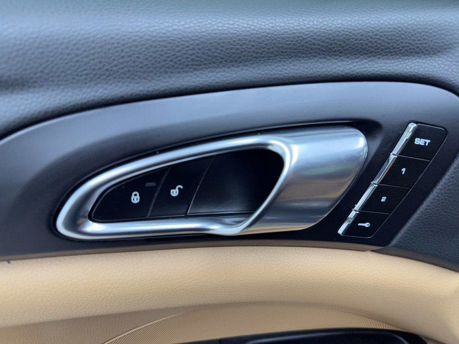 Used 2018 Porsche Cayenne Platinum Edition w/ Premium Package Plus AWD/4WD image 30