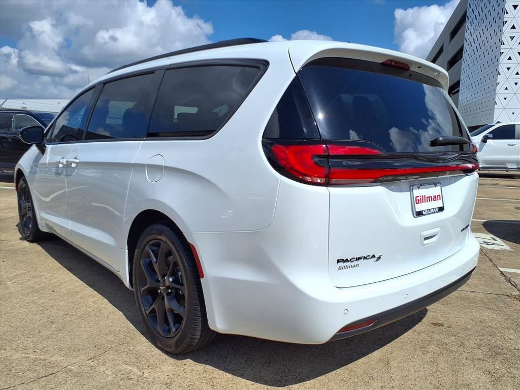 Used 2024 Chrysler Pacifica Limited w/ S Appearance Package image 4