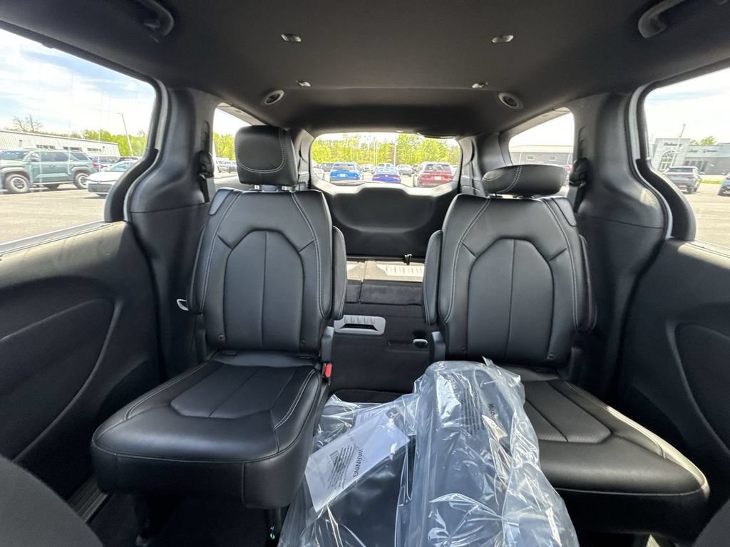 New 2027 Chrysler Pacifica Select AWD/4WD image 13