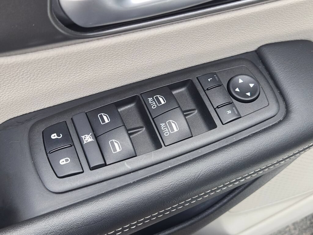 Used 2024 Chrysler Pacifica Touring-L FWD image 23