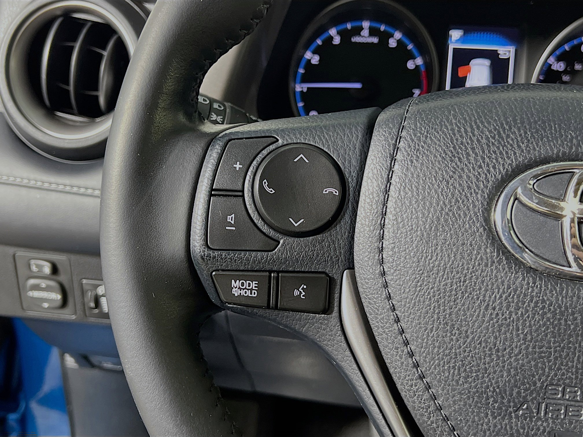 Used 2018 Toyota RAV4 XLE FWD image 19