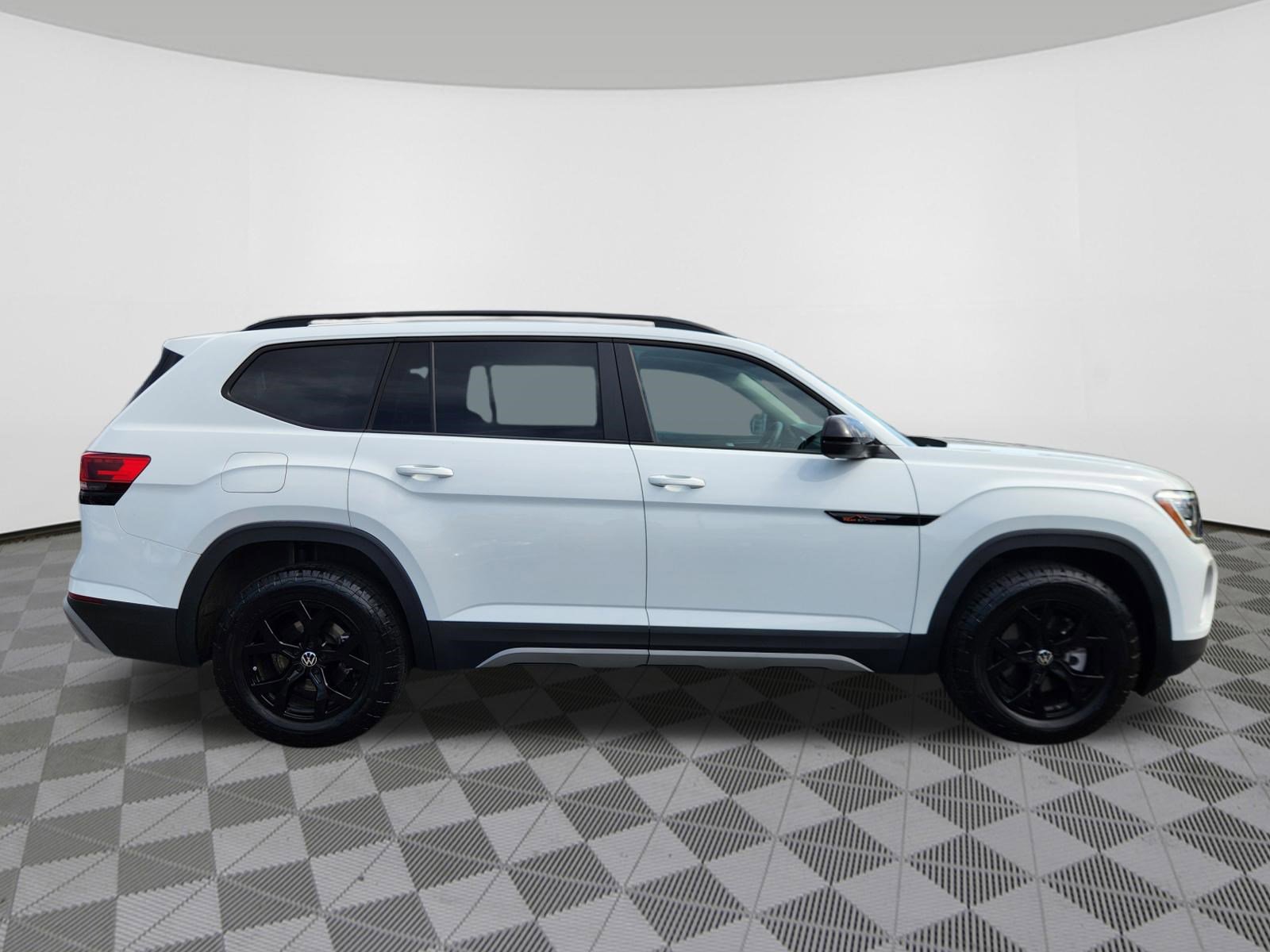 Certified 2025 Volkswagen Atlas Peak Edition SE AWD/4WD image 6