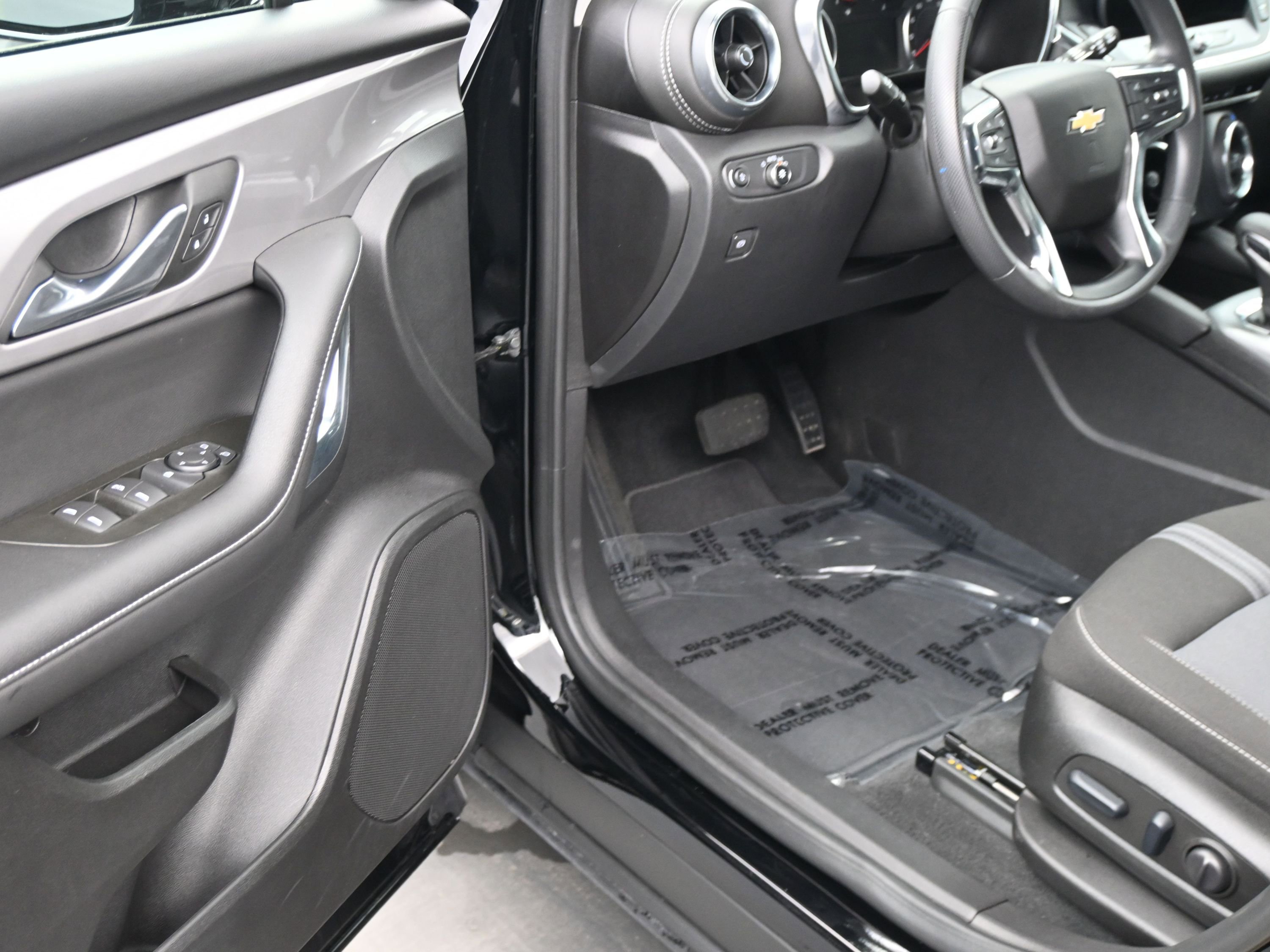 Used 2025 Chevrolet Blazer LT FWD image 11