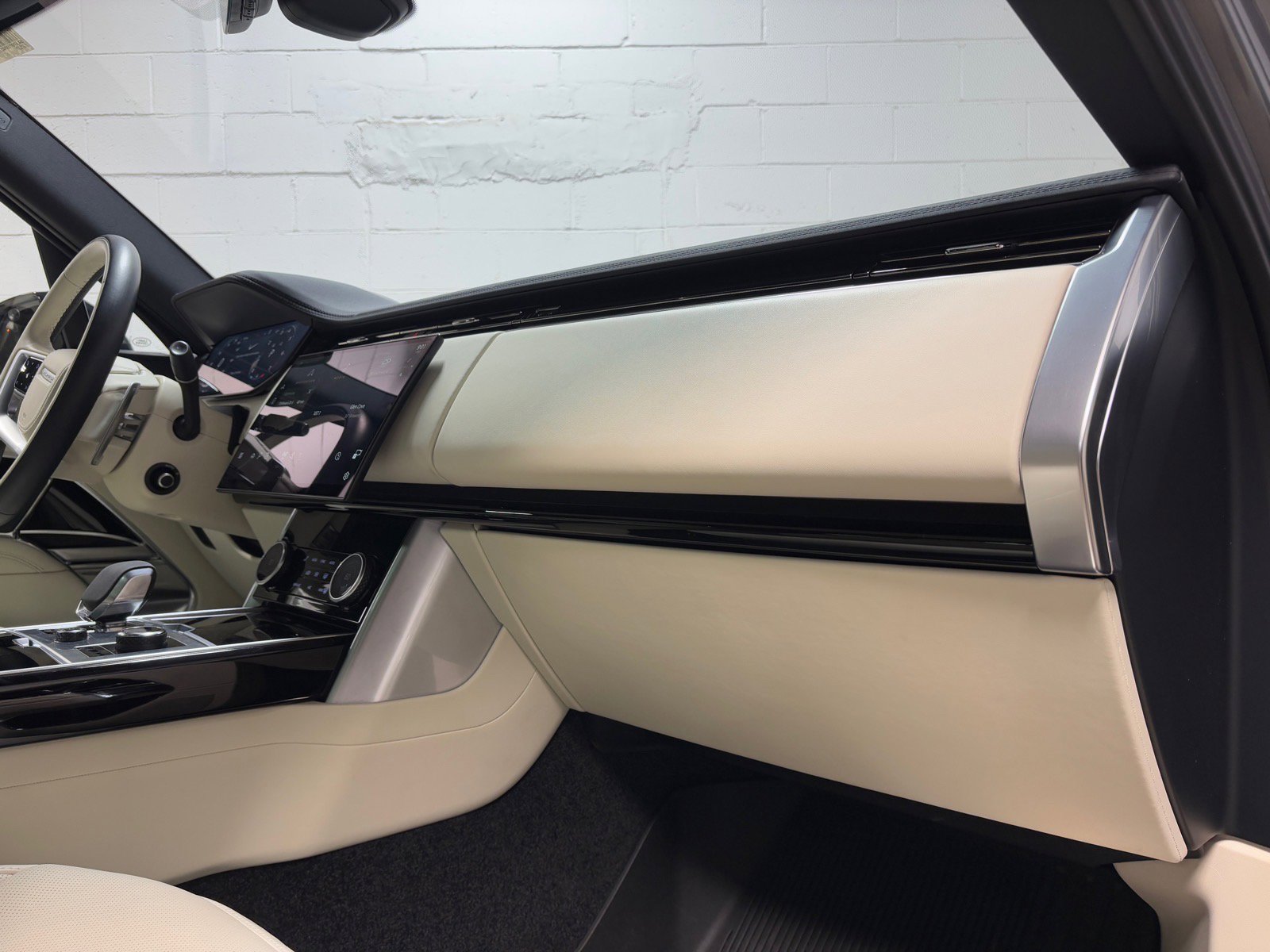 Used 2023 Land Rover Range Rover SE image 31