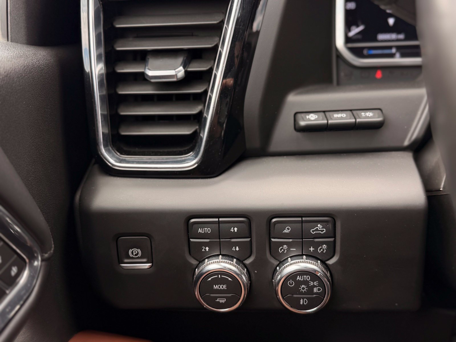 Used 2024 GMC Sierra 2500 Denali Ultimate w/ Max Trailering Package AWD/4WD image 84
