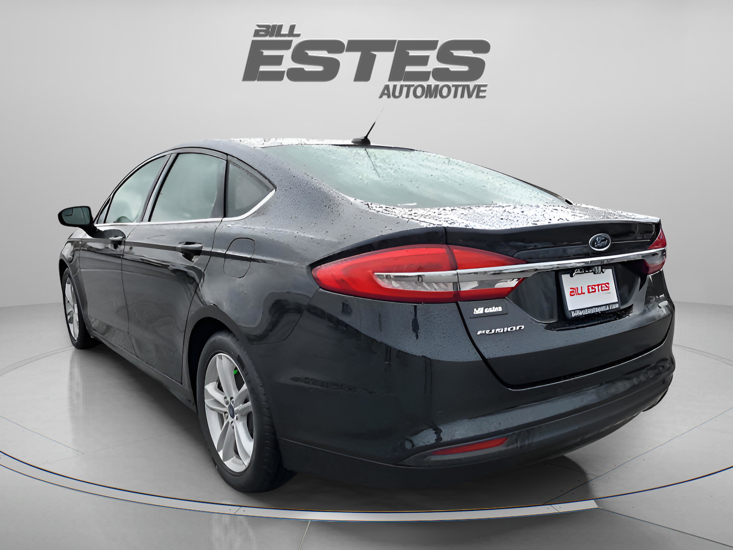 Used 2018 Ford Fusion SE w/ Fusion SE Technology Package FWD image 2
