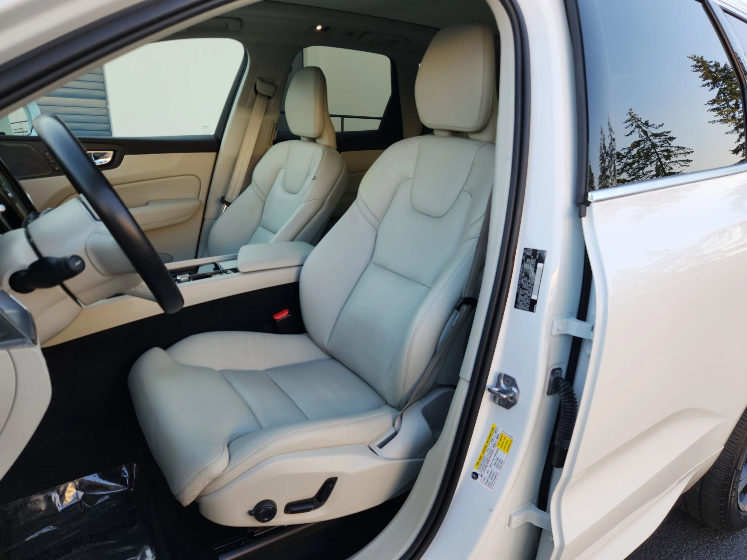 Used 2019 Volvo XC60 T5 Momentum w/ Multimedia Package image 7