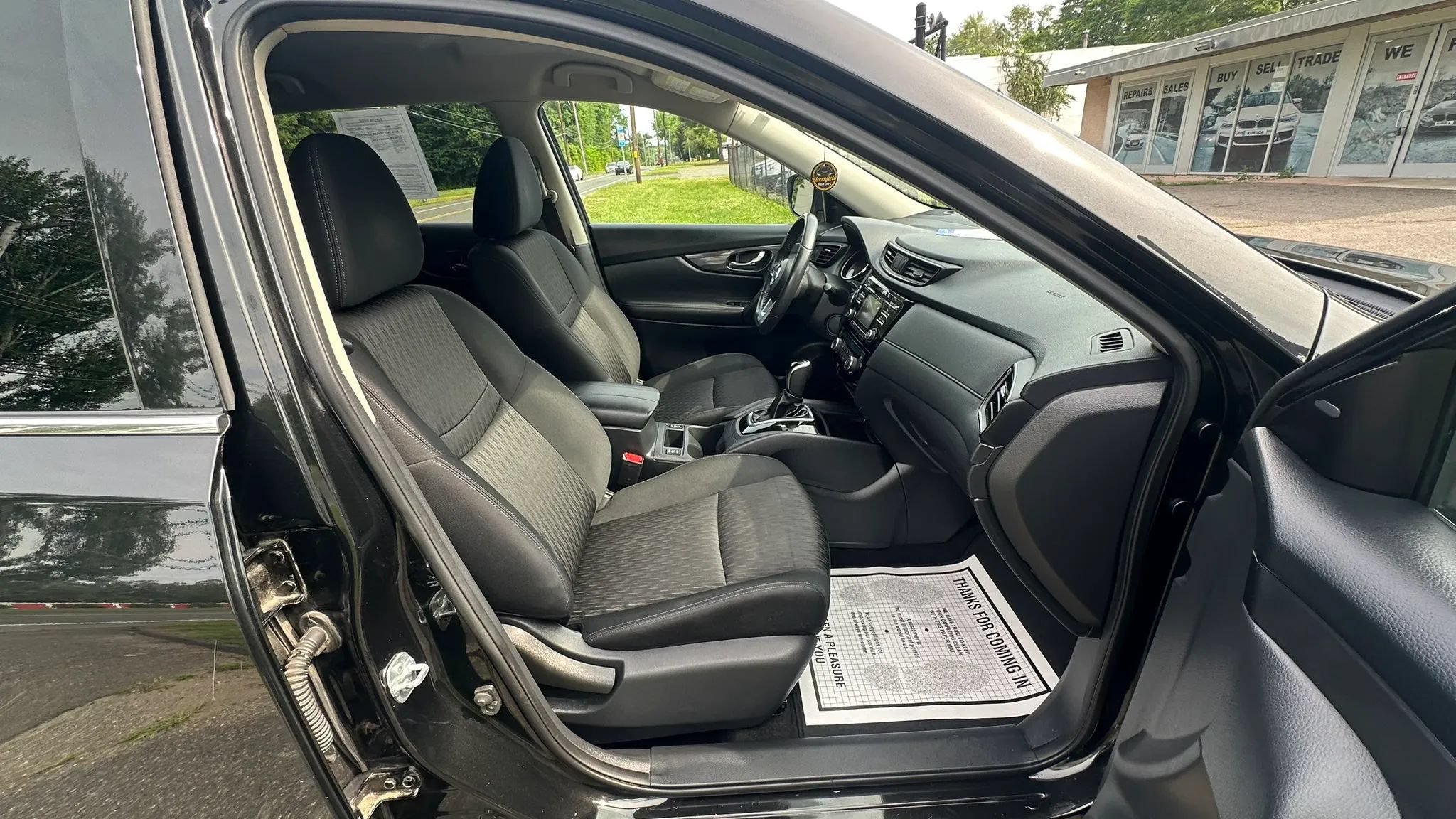 Used 2017 Nissan Rogue SV AWD/4WD image 29