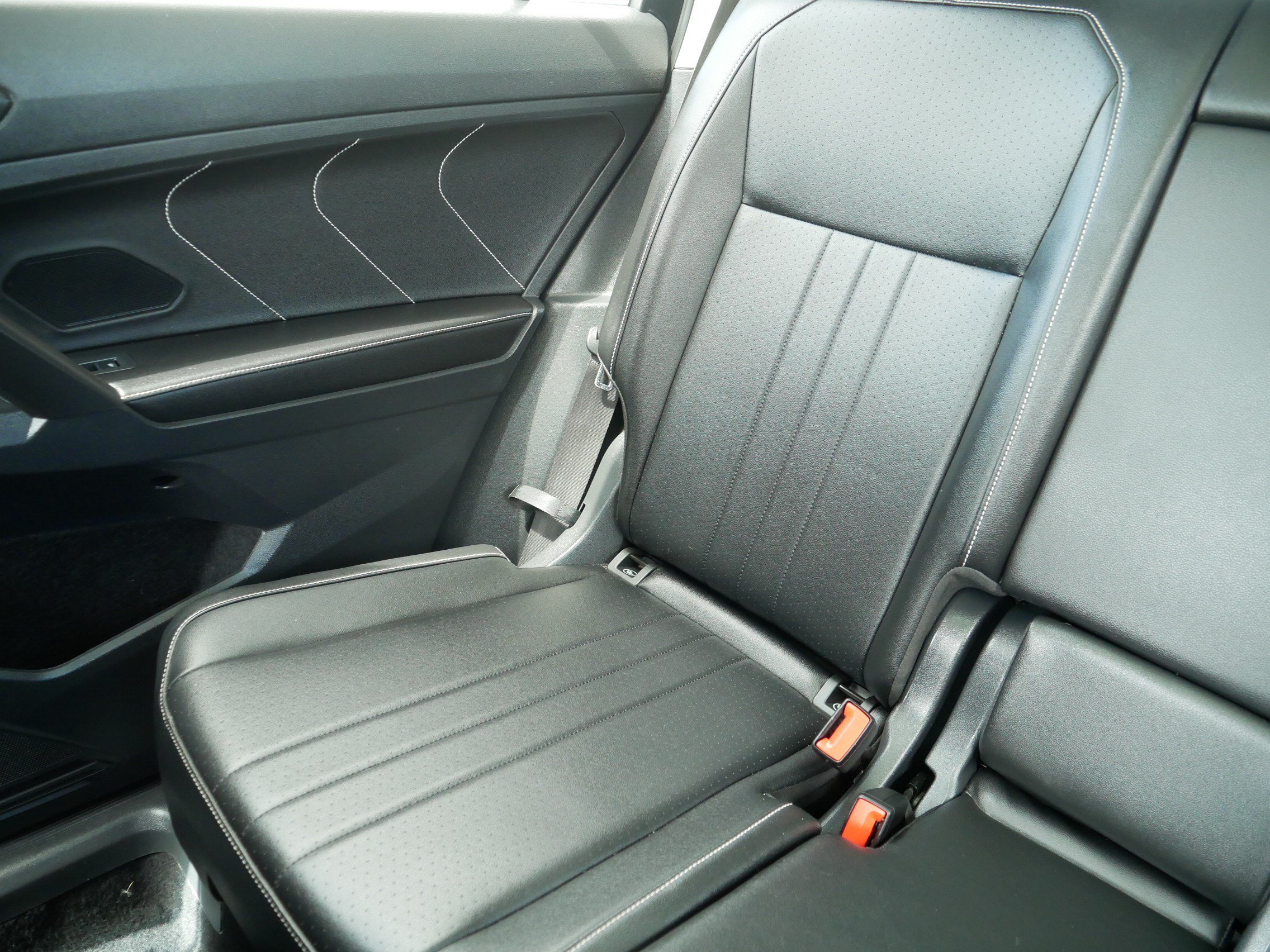 Used 2022 Volkswagen Tiguan SE w/ Panoramic Sunroof Package AWD/4WD image 12