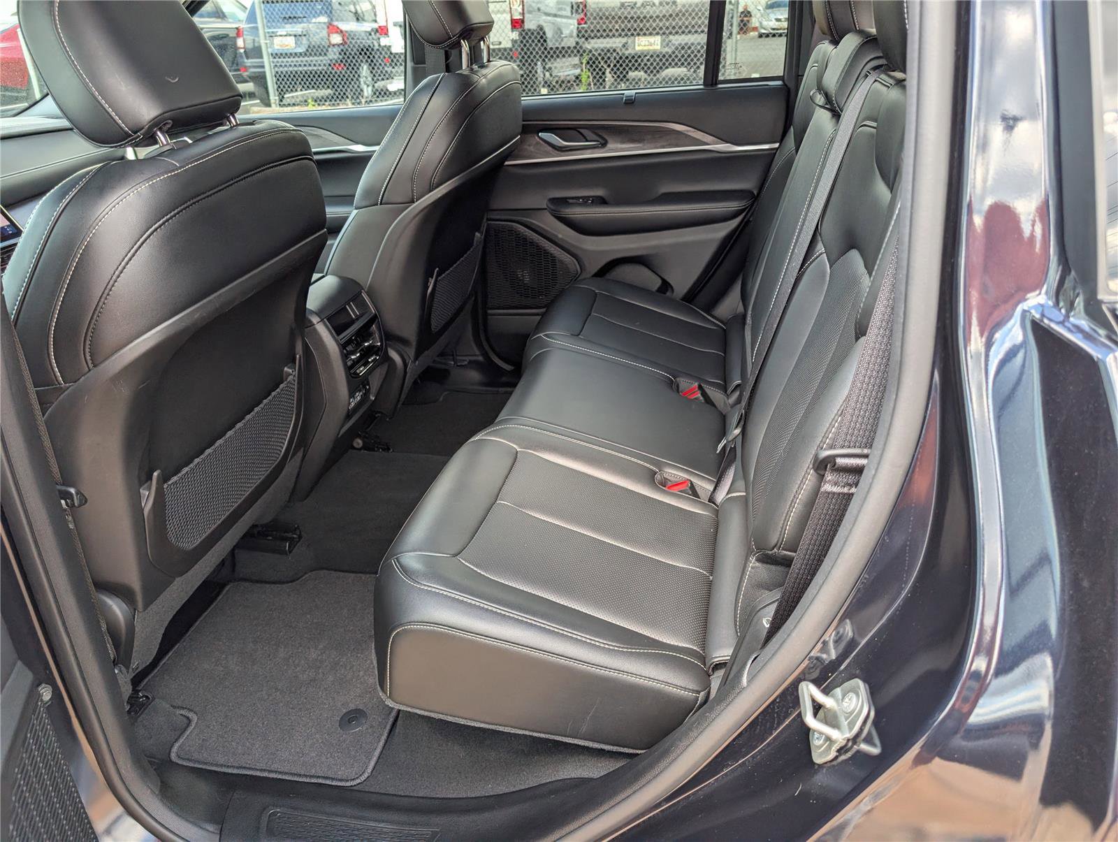 Used 2024 Jeep Grand Cherokee Limited w/ Luxury Tech Group II image 14