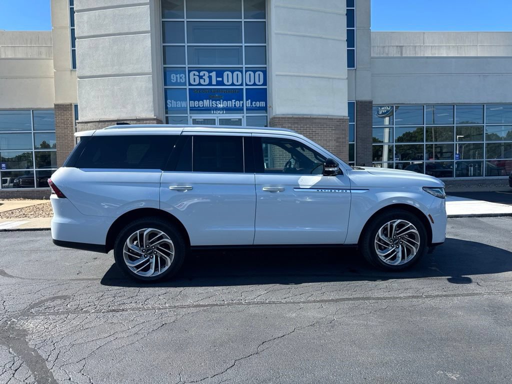 Used 2026 Lincoln Navigator Reserve AWD/4WD image 6