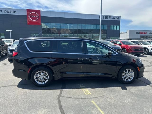 Used 2026 Chrysler Pacifica Select FWD image 13