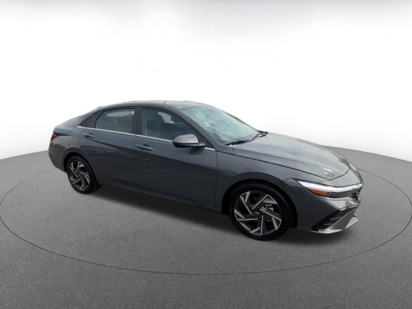 Used 2025 Hyundai Elantra SEL FWD image 2