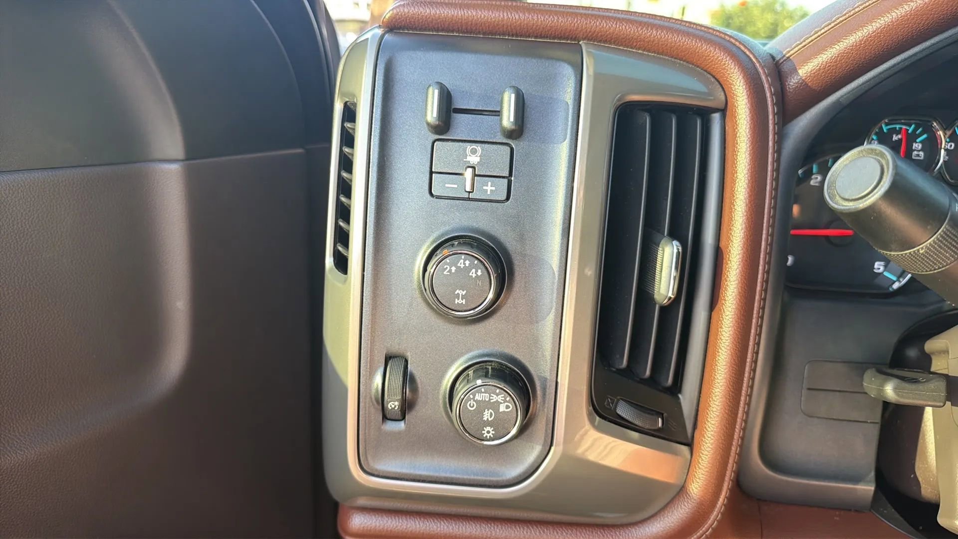 Used 2015 Chevrolet Silverado 2500 High Country w/ Duramax Plus Package AWD/4WD image 96