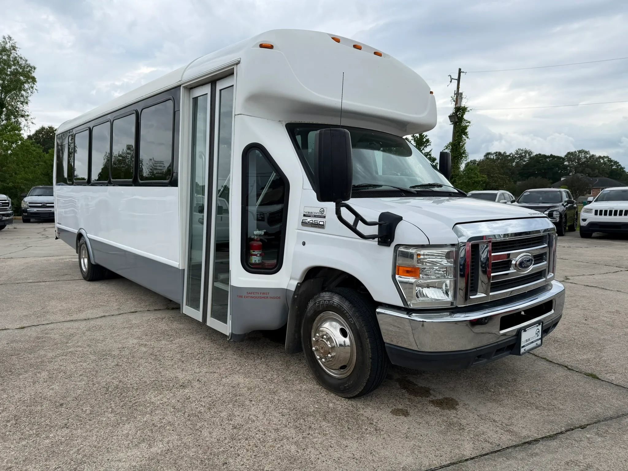 Used 2016 Ford E-450 and Econoline 450 Super Duty w/ Shuttle Bus Prep Package RWD image 7