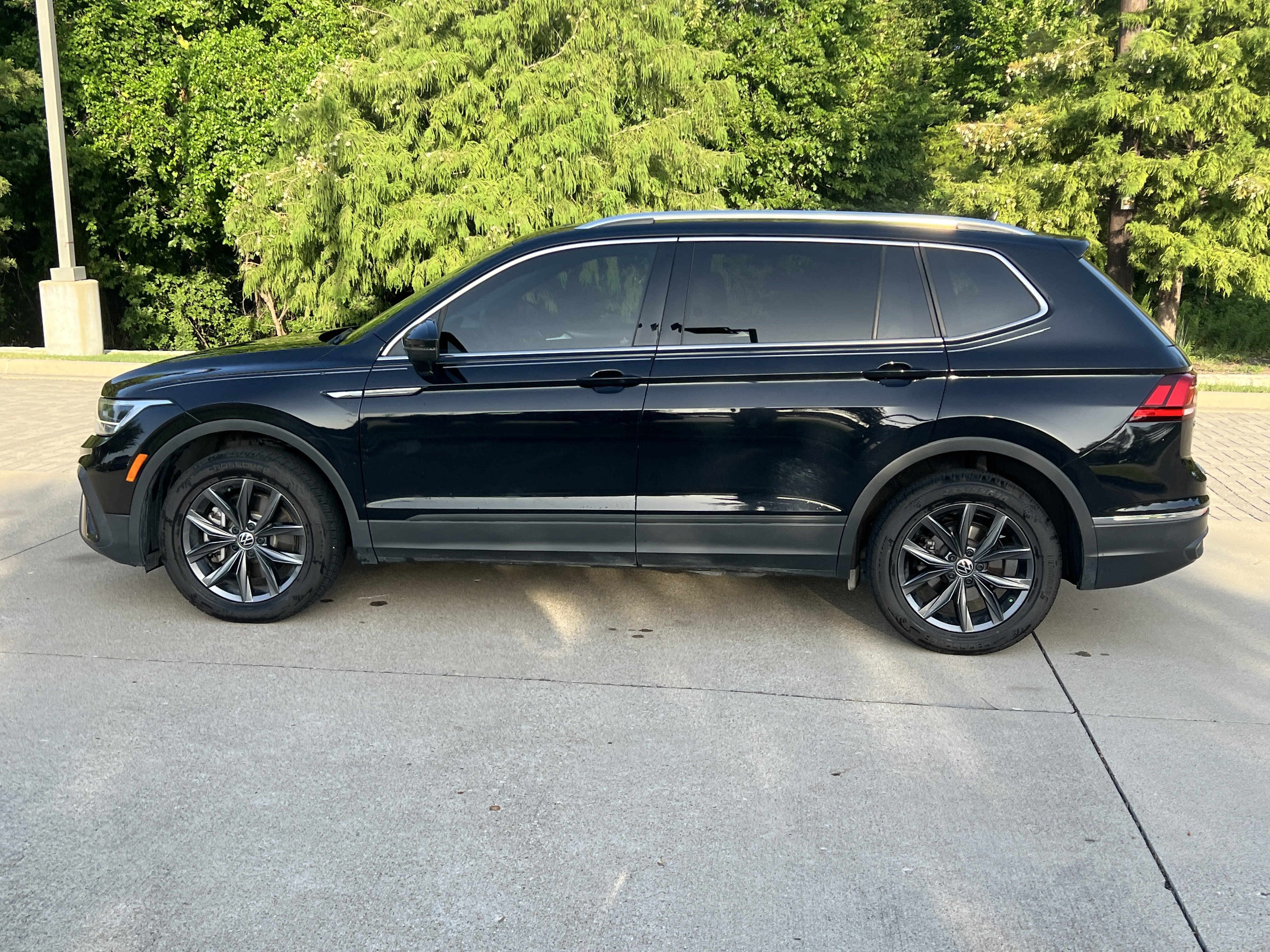 Certified 2023 Volkswagen Tiguan SE w/ Panoramic Sunroof Package FWD image 6