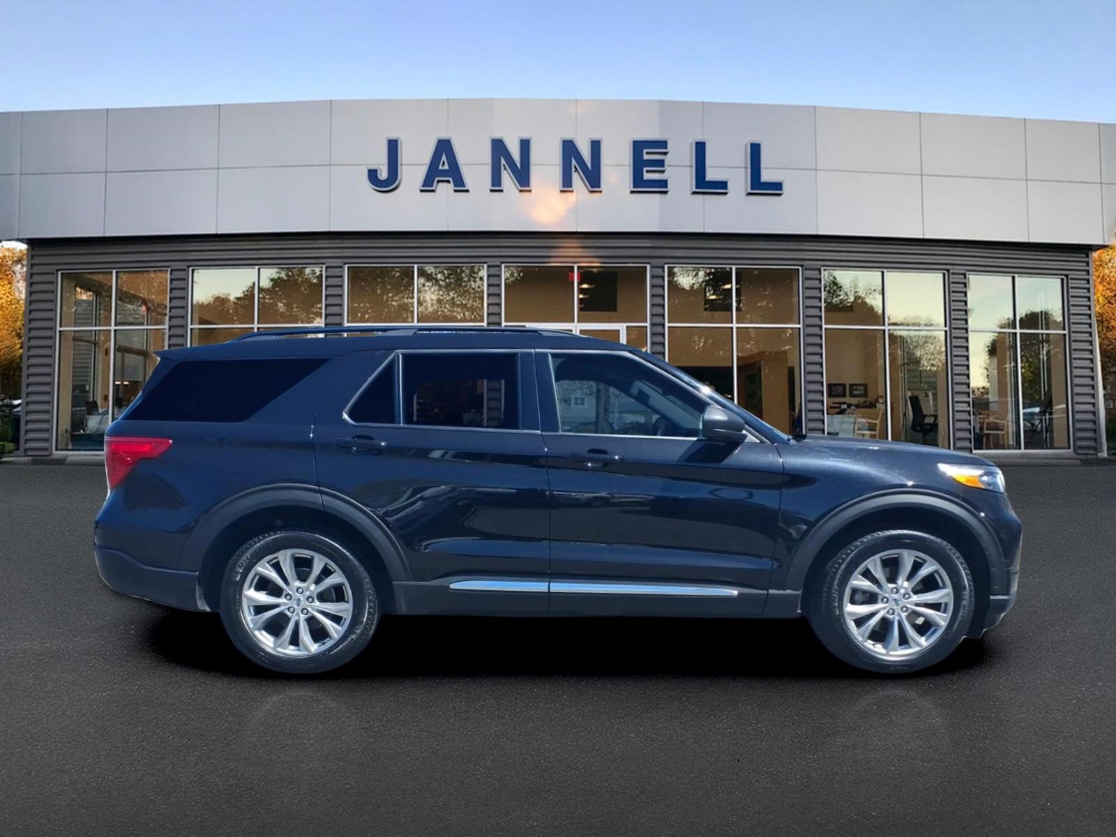 Used 2023 Ford Explorer XLT w/ Equipment Group 202A AWD/4WD image 4
