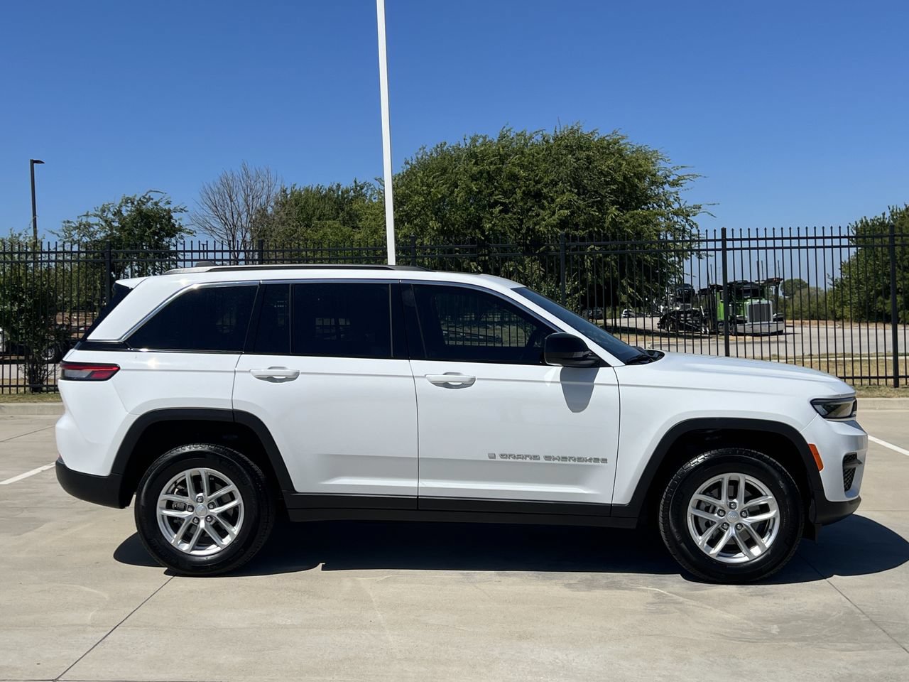 Used 2026 Jeep Grand Cherokee Laredo X AWD/4WD image 3