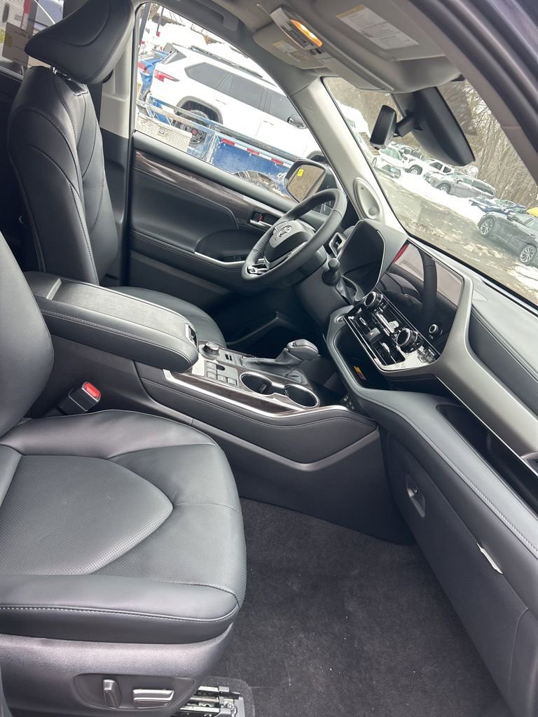New 2026 Toyota Highlander Limited image 10