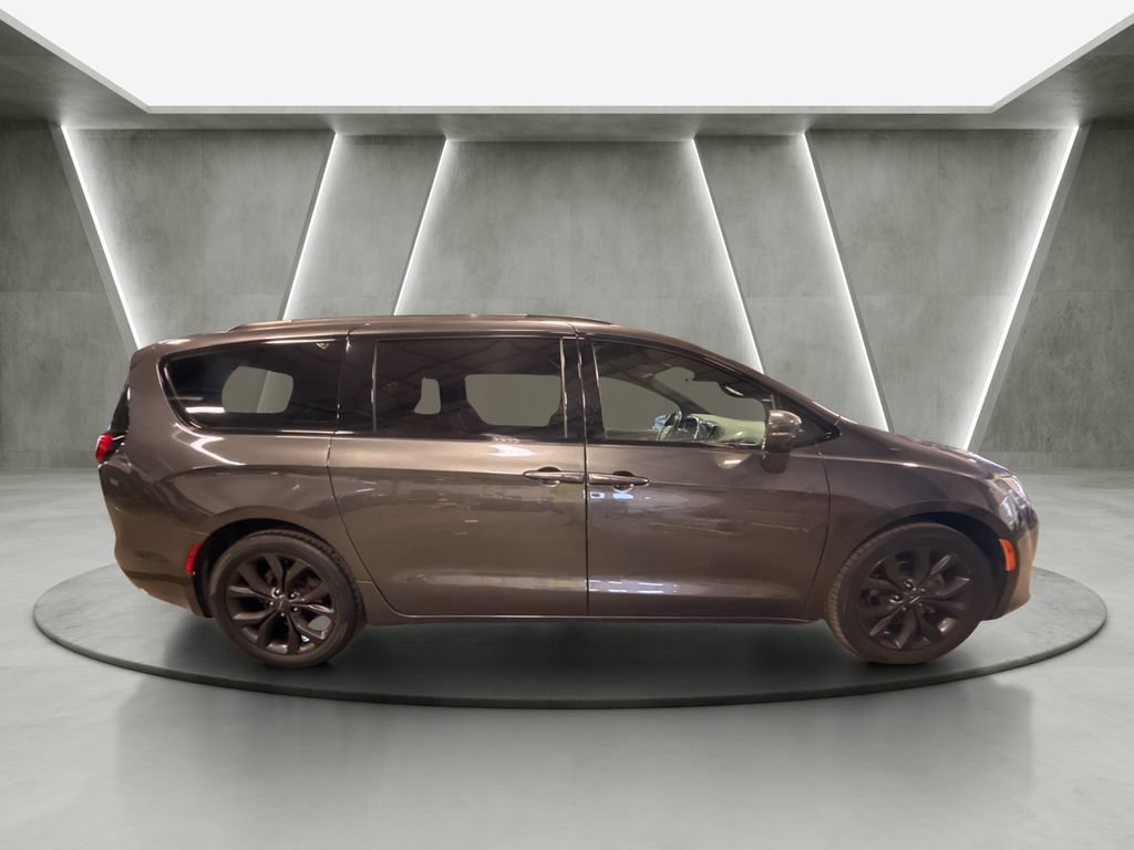 Used 2020 Chrysler Pacifica Limited w/ Quick Order Package 27H Red S FWD image 6