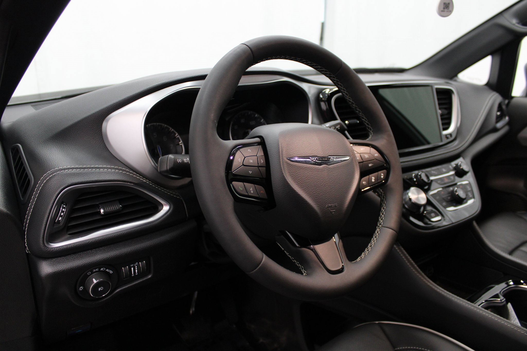 Used 2025 Chrysler Pacifica Limited image 10