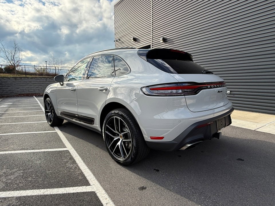Certified 2025 Porsche Macan image 3
