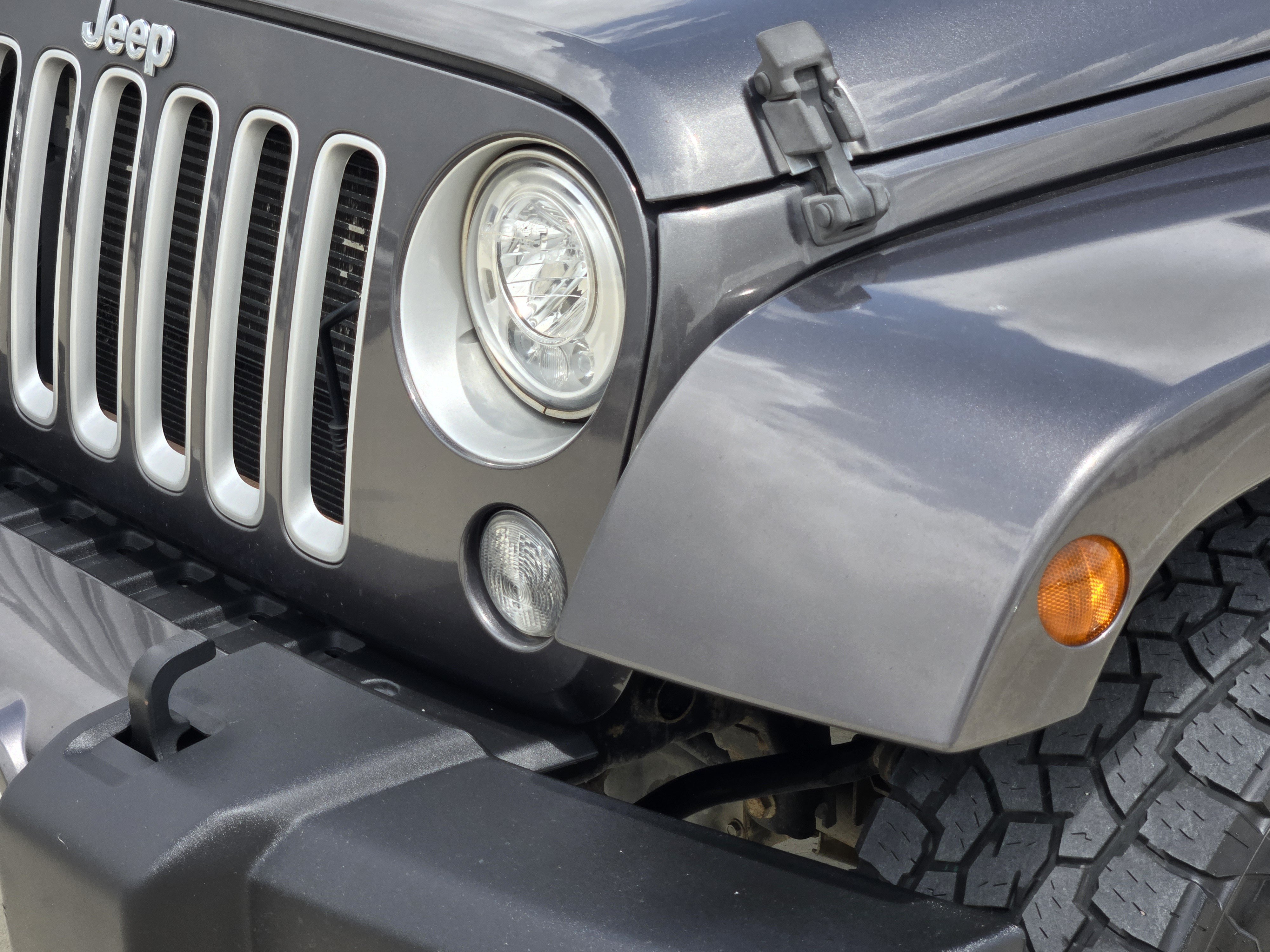 Used 2017 Jeep Wrangler Unlimited Sahara w/ Dual Top Group AWD/4WD image 10
