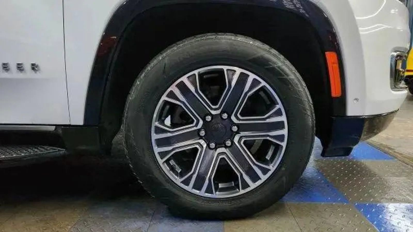 Used 2023 Jeep Wagoneer L Series II image 42