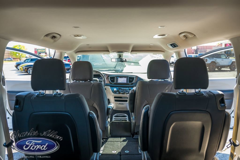 Used 2022 Chrysler Voyager LX image 16