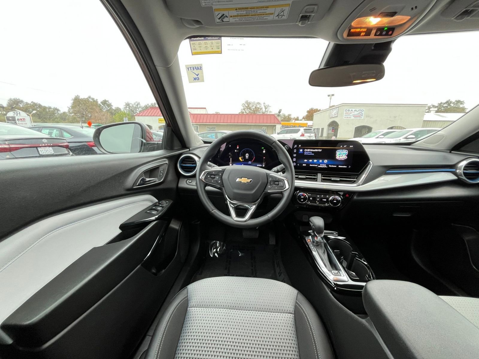 Used 2025 Chevrolet Trax LT w/ LT Convenience Package image 28