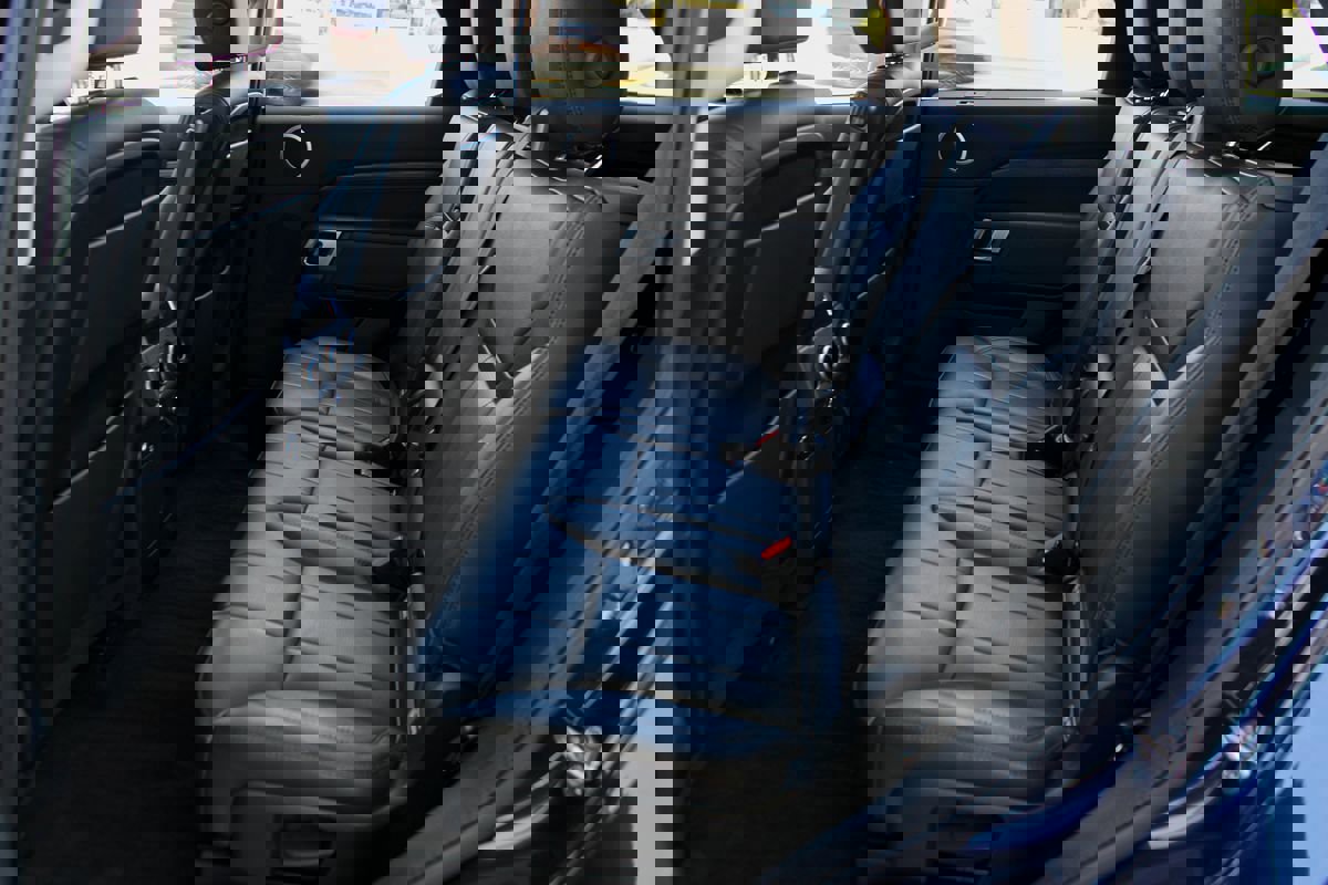 Used 2019 Land Rover Discovery HSE image 16