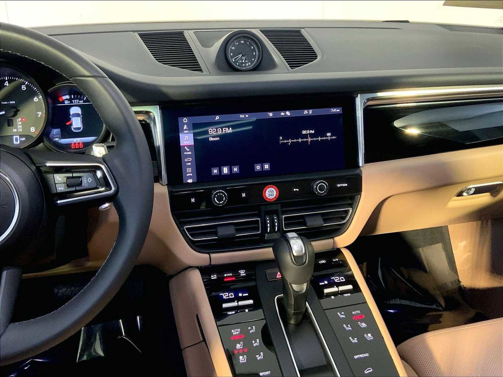 Certified 2025 Porsche Macan image 16