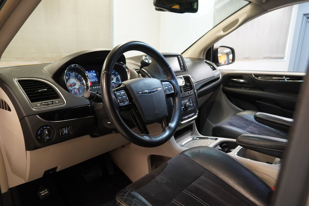 Used 2014 Chrysler Town & Country Touring-L FWD image 6