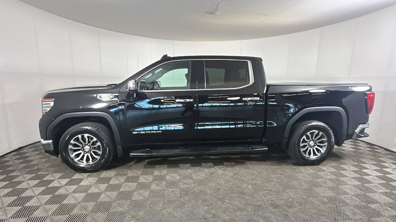 Used 2024 GMC Sierra 1500 SLT AWD/4WD image 7
