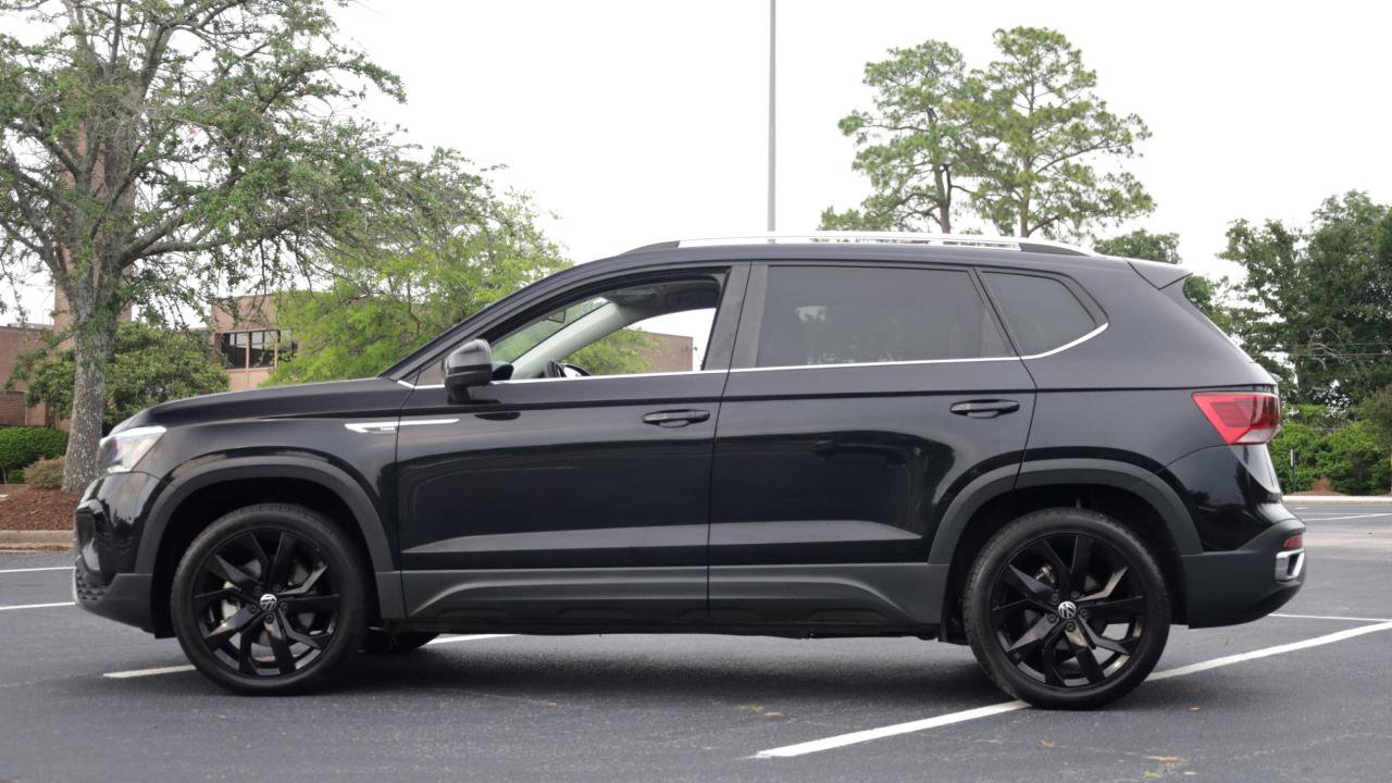 Used 2022 Volkswagen Taos SE FWD image 2