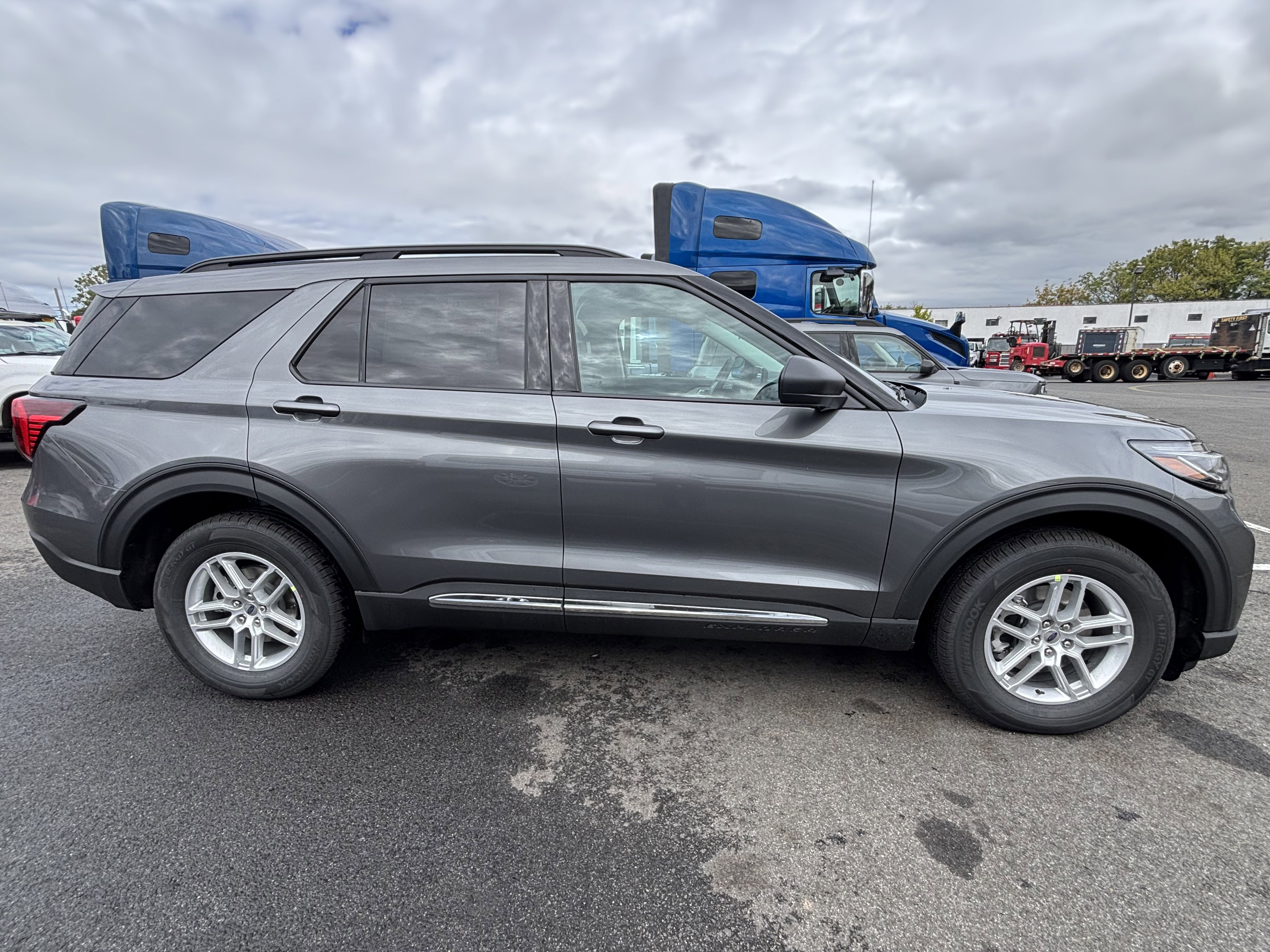 New 2025 Ford Explorer Active image 4