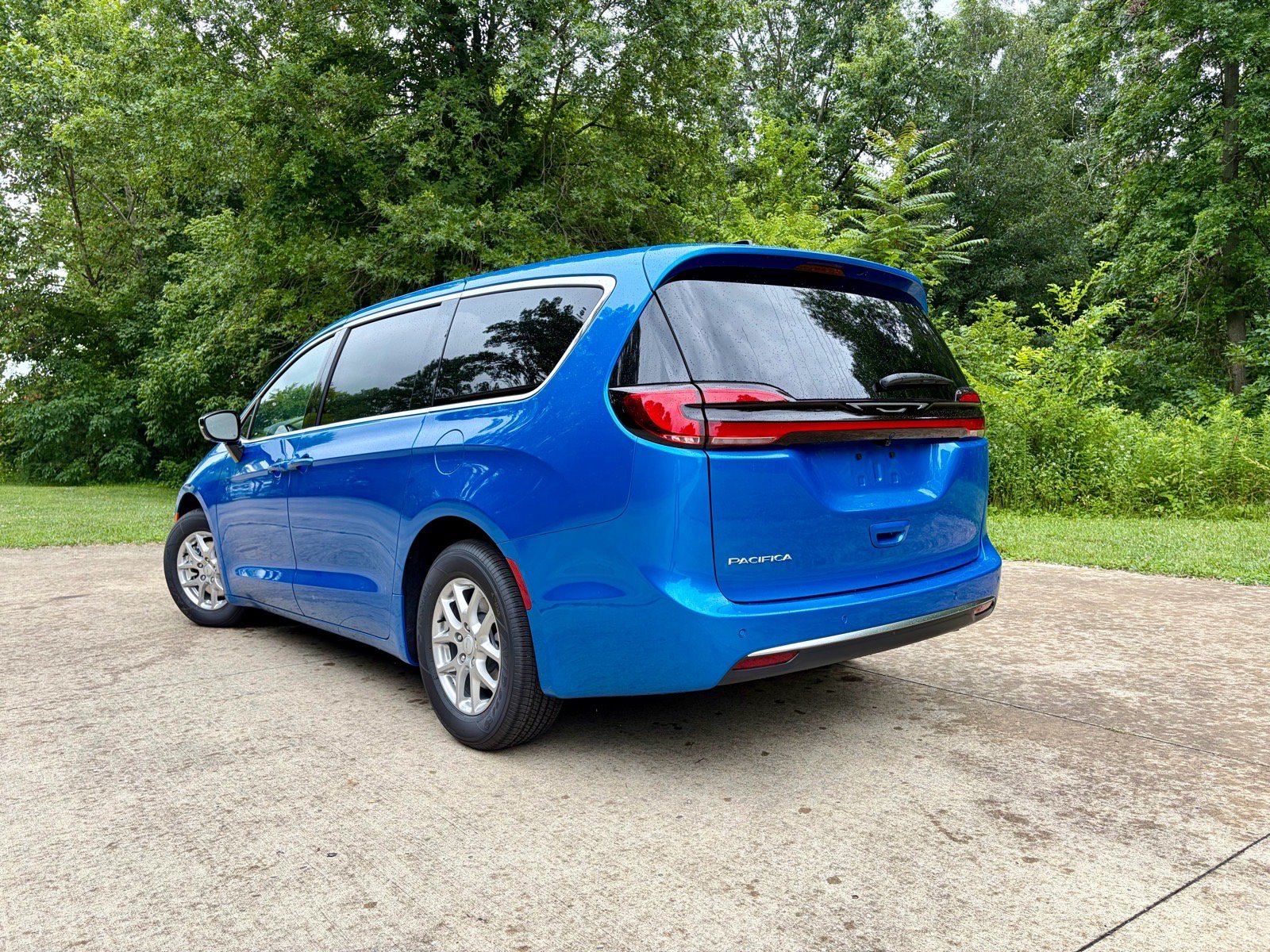 New 2027 Chrysler Pacifica Select FWD image 9