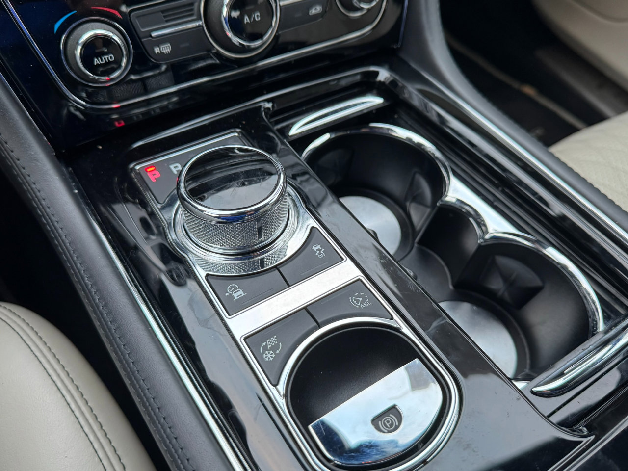 Used 2016 Jaguar XJ L Portfolio image 23