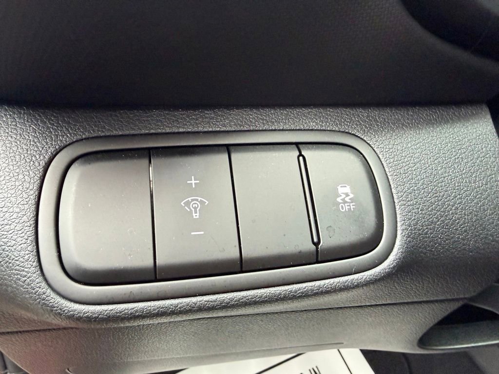 Certified 2025 Hyundai Venue SE image 14