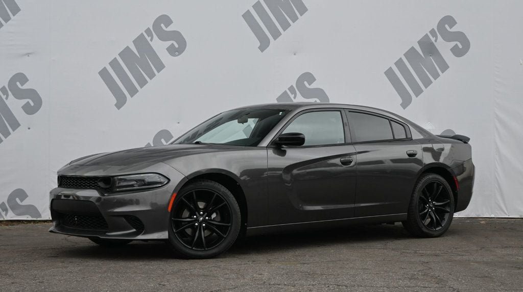 Used 2018 Dodge Charger SXT w/ Blacktop Package RWD image 1