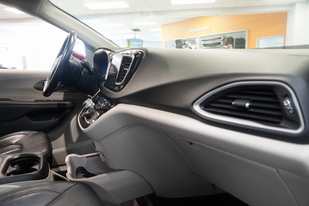 Used 2020 Chrysler Pacifica Touring-L Plus image 24