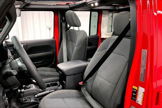 Used 2026 Jeep Wrangler Unlimited Sahara AWD/4WD image 24