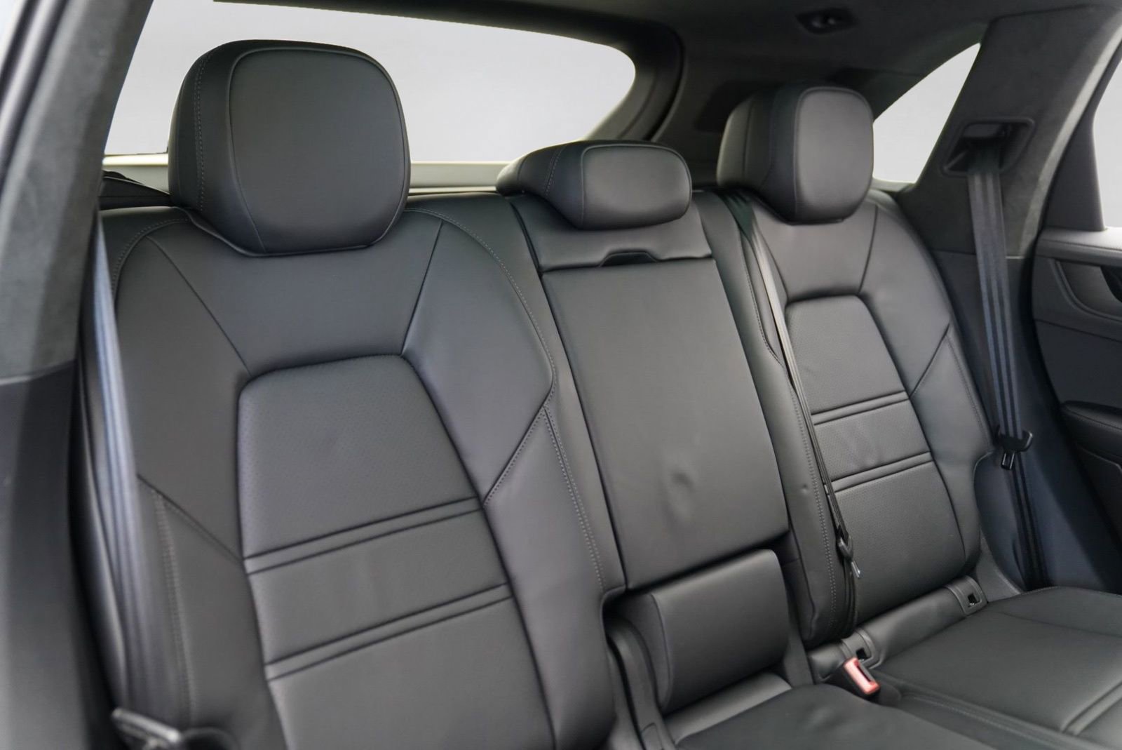 Used 2025 Porsche Cayenne GTS AWD/4WD image 38