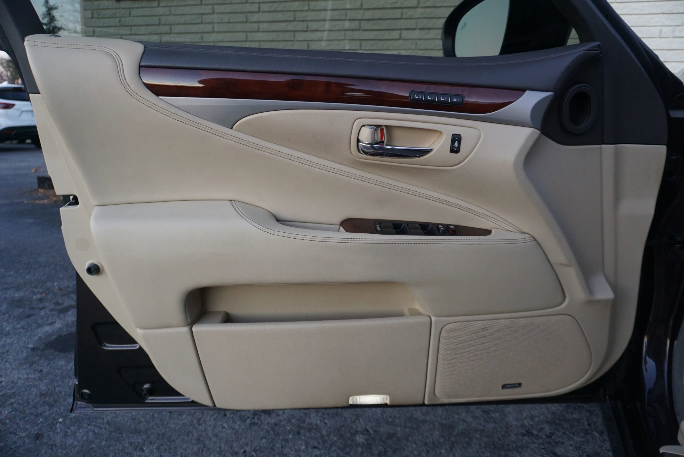 Used 2015 Lexus LS 460 image 26